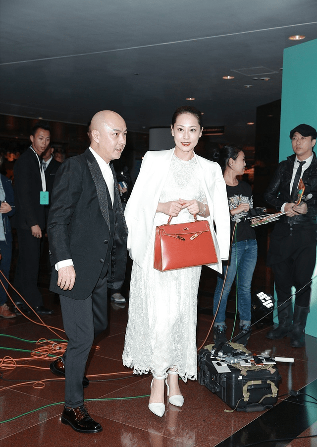 韦小宝 二代‘韦小宝’妻子手拎爱马仕，白色穿搭端庄贵气，皮肤白得发光