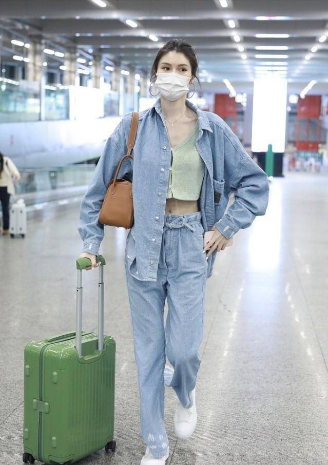 套装 何穗真是不管不顾，穿棒球服配运动裤，随便一搭就出门好接地气