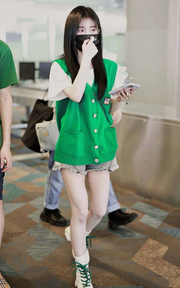 鞠婧祎 鞠婧祎“美商”太高了吧，叠穿马甲配短裤，小个子也能穿出大长腿