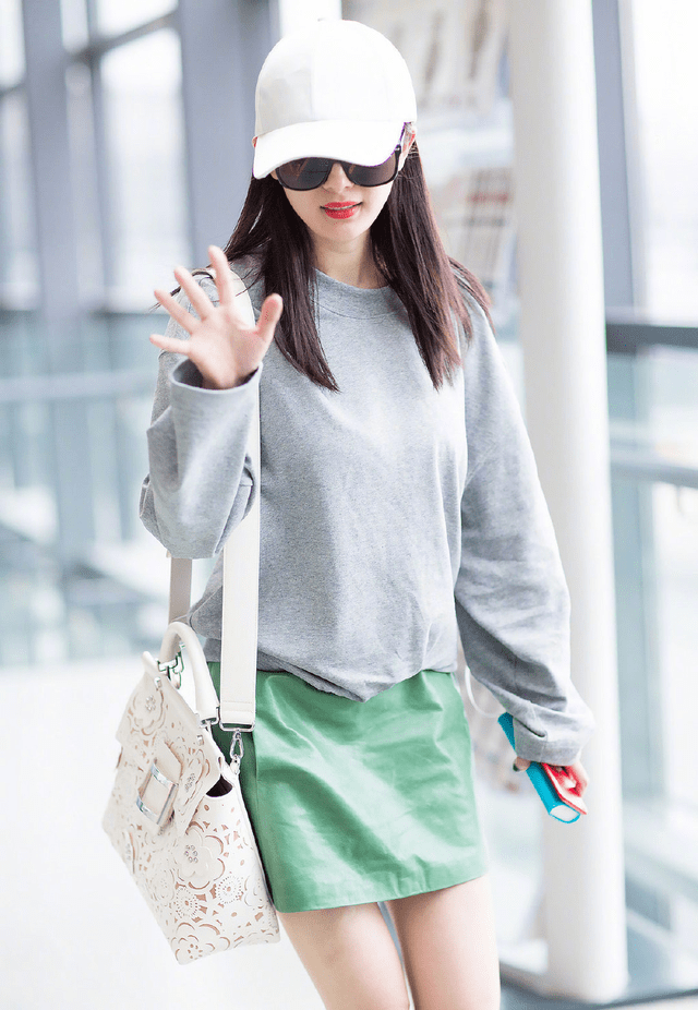 身材 李湘难得“普通”一回，身穿薄荷绿连衣裙配黑长直，富态身材真美