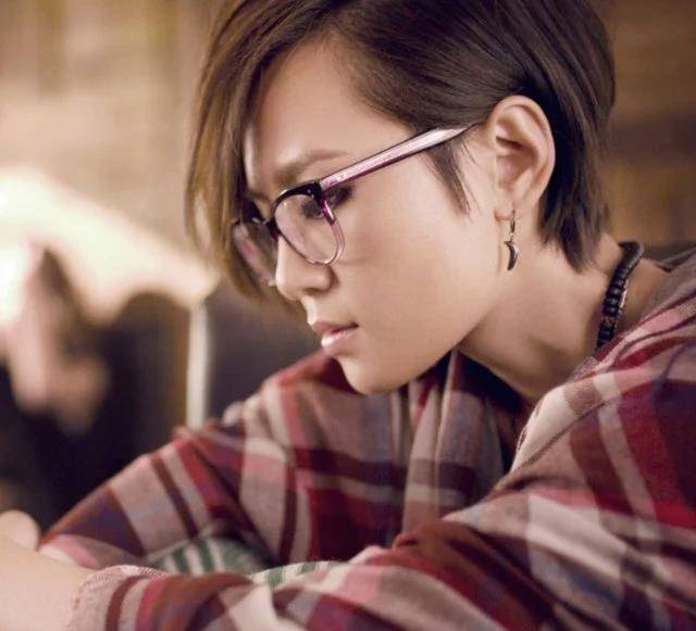 美国周笔畅留学，回国摘掉眼镜，网友：是同一个人吗？