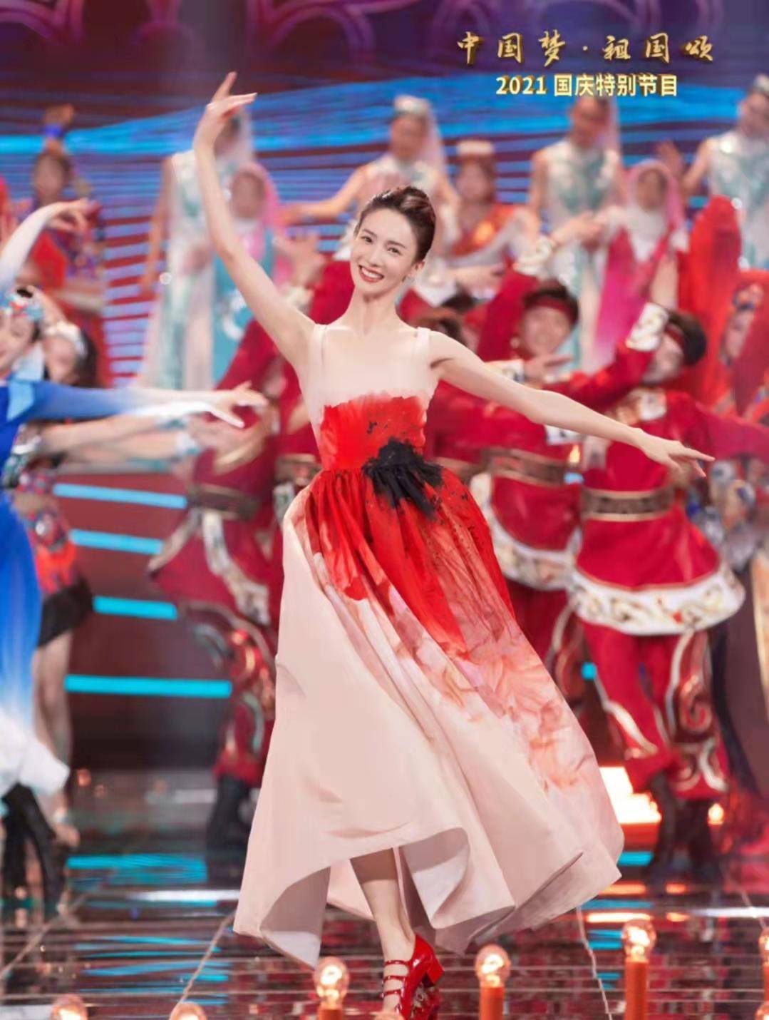 高定 央视国庆晚会群星闪耀！刘嘉玲穿国产高定，刘涛戴30万元珠宝吸睛