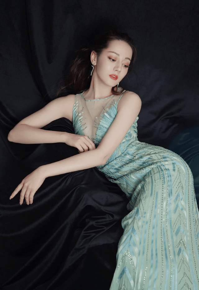 身材 李湘难得“普通”一回，身穿薄荷绿连衣裙配黑长直，富态身材真美