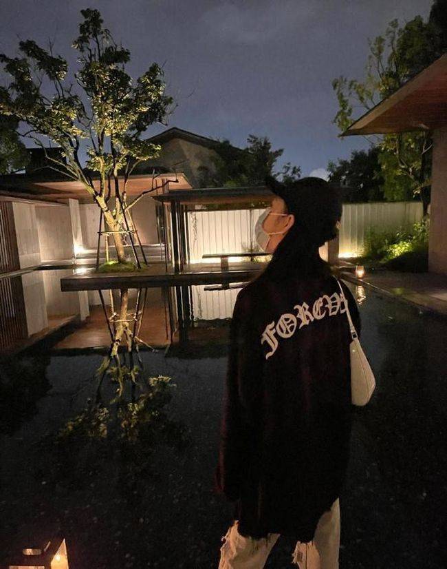 黑色 潘玮柏老婆真是“架子”身材,穿短上衣配破洞裤,好有女团气质