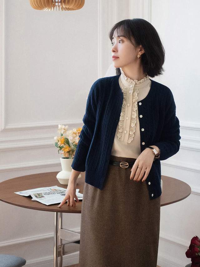 毛衣 种穿搭比较适合30多岁左右的女性穿，穿起来优雅大气