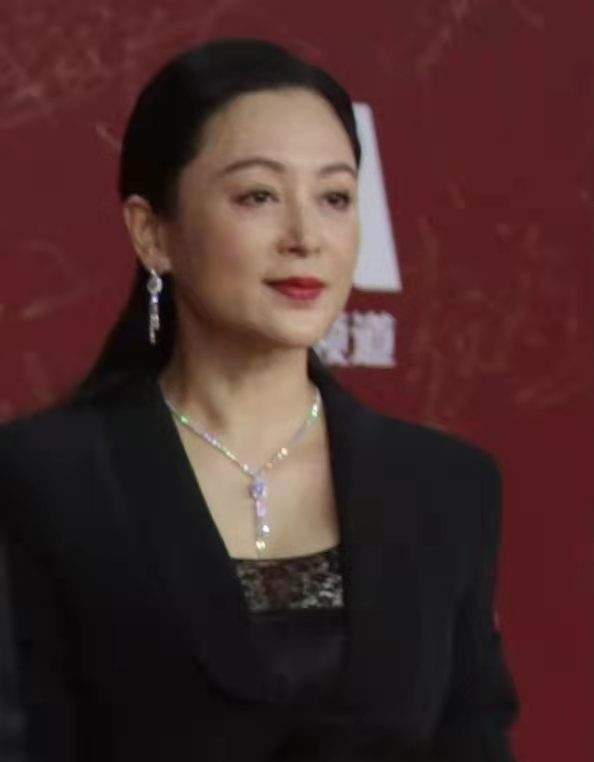 大气 陈红复出为陈凯歌站台，穿衣暴露60岁审美，涂死亡芭比粉更要命