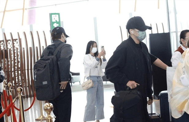 魏大勋 刘恺威不愧是“叔圈典范”，机场同框魏大勋也不输气质，成熟稳重