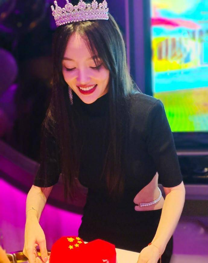 李小璐 李小璐庆生现场，40岁硬凹女团风还挺美，穿黑裙腰部“镂空”真潮
