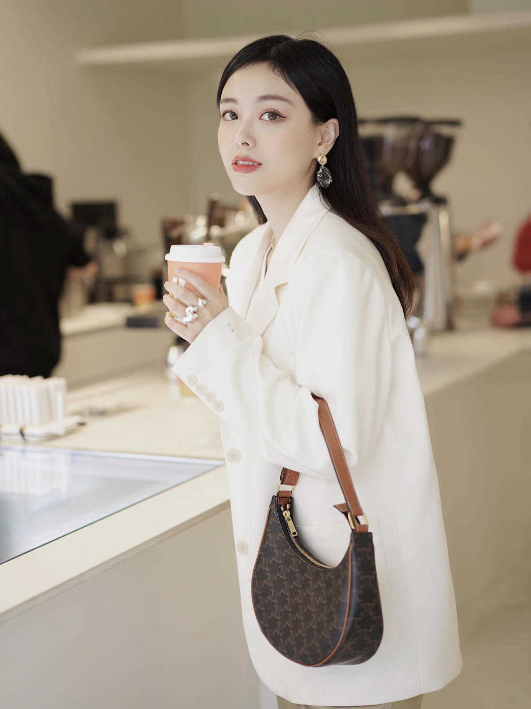 小个子 今年秋天,会穿搭的女生少不了这些单品,时髦精致又百搭