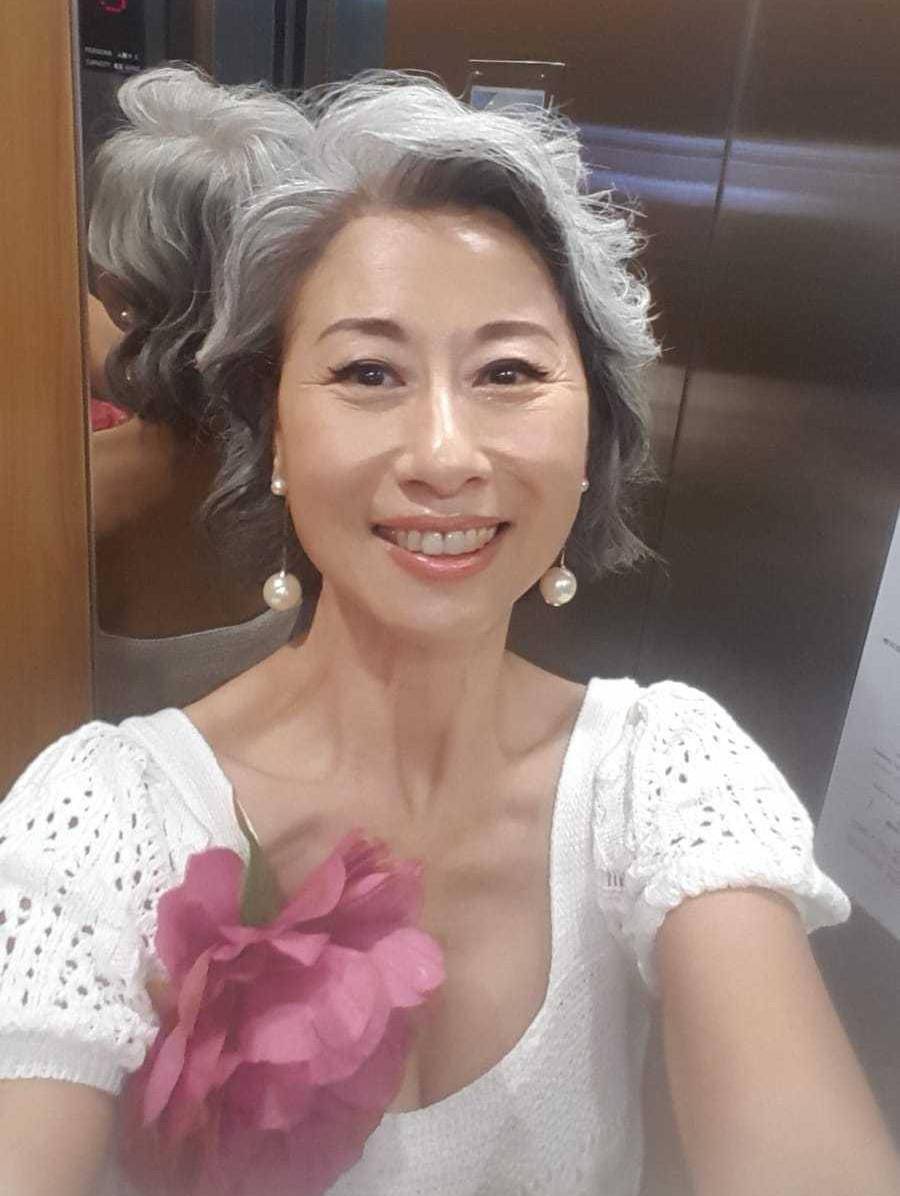 叶倩文 叶倩文电梯自拍，60岁穿毛线裙瘦成小老太，银发鱼尾纹老得认不出