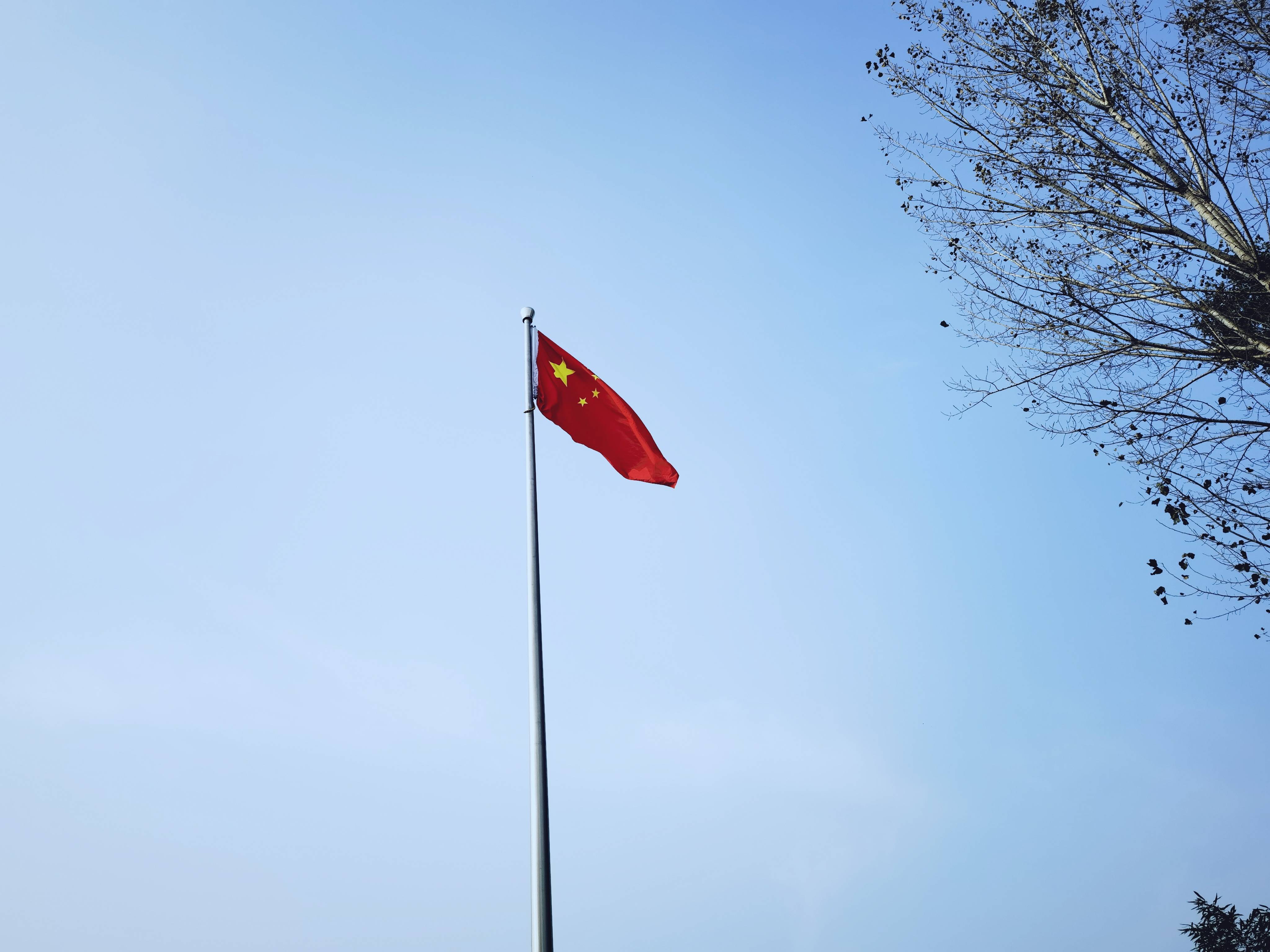 10月1日清早,五星红旗高高飘扬在校园上空,在蓝天的映衬下,显得格外