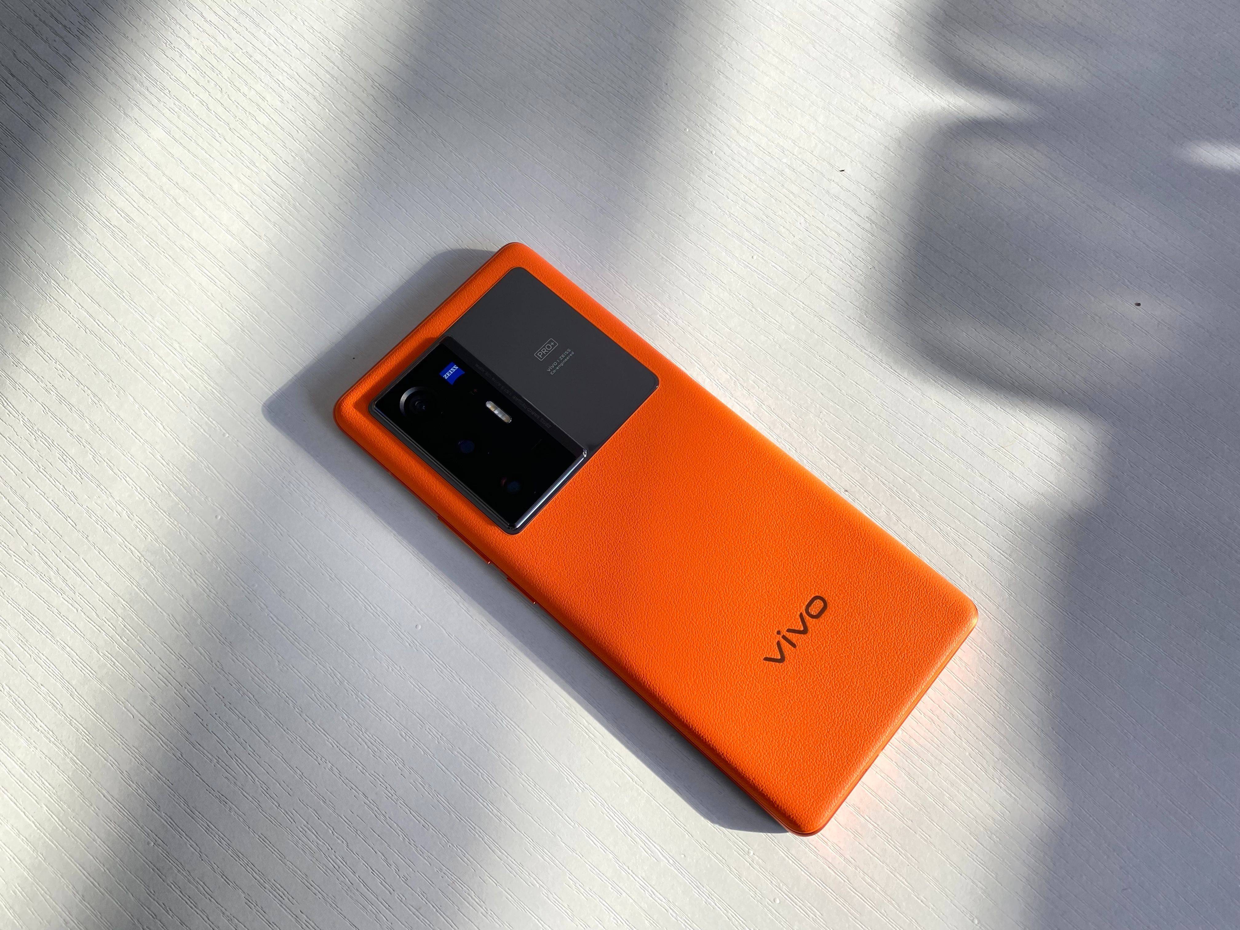 旅程款vivo x70 pro 的后盖采用大面积橙色,视感十分热烈,但是橙色