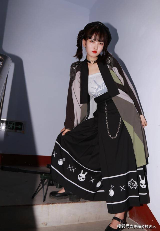 迷彩 最近火了一种“迷彩风”汉服，又酷又日常，设计感满满