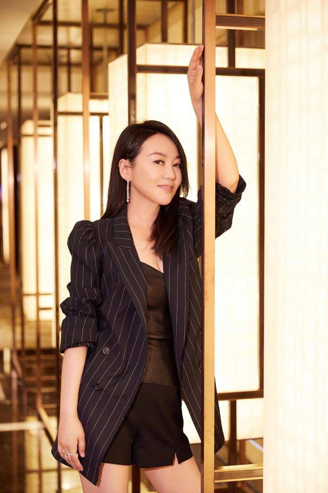 颜色 佘诗曼厉害！长西装配短裤，穿“金色战鞋”大方秀出漫画腿