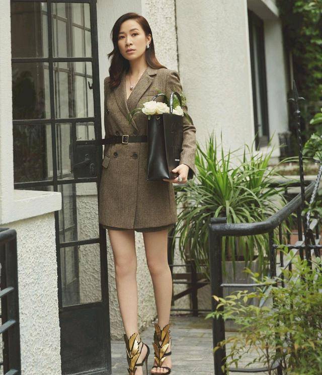 颜色 佘诗曼厉害！长西装配短裤，穿“金色战鞋”大方秀出漫画腿