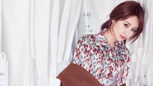 发型今年流行杨紫在剧组苦中作乐,分享日常编发好甜美!