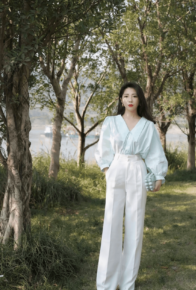 身材 李湘难得“普通”一回,身穿薄荷绿连衣裙配黑长直,富态身材真美