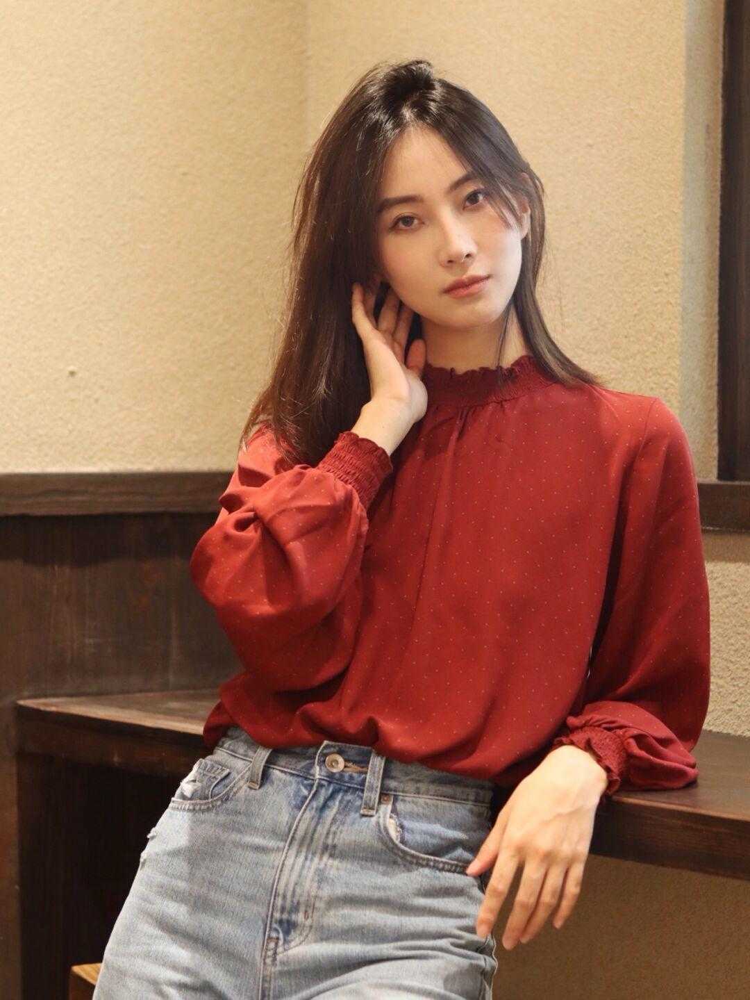 身材 为何你穿衣土气？衬衫搭半身裙或者牛仔裤优雅时髦，适合普通女生