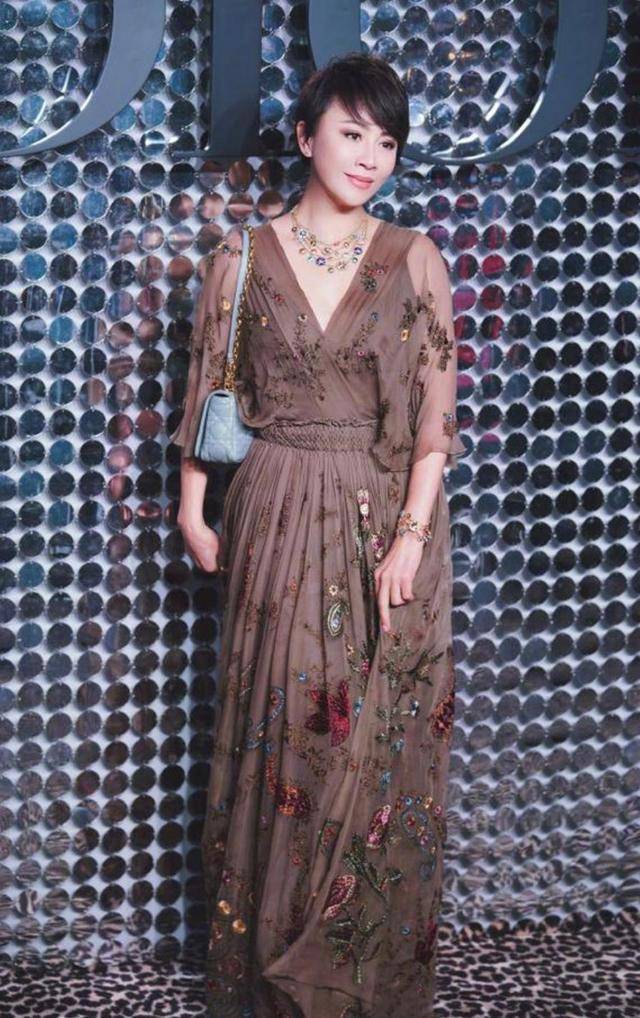 国庆 刘嘉玲闪耀国庆晚会,一袭刺绣礼服出自大师郭培之手,高级优雅