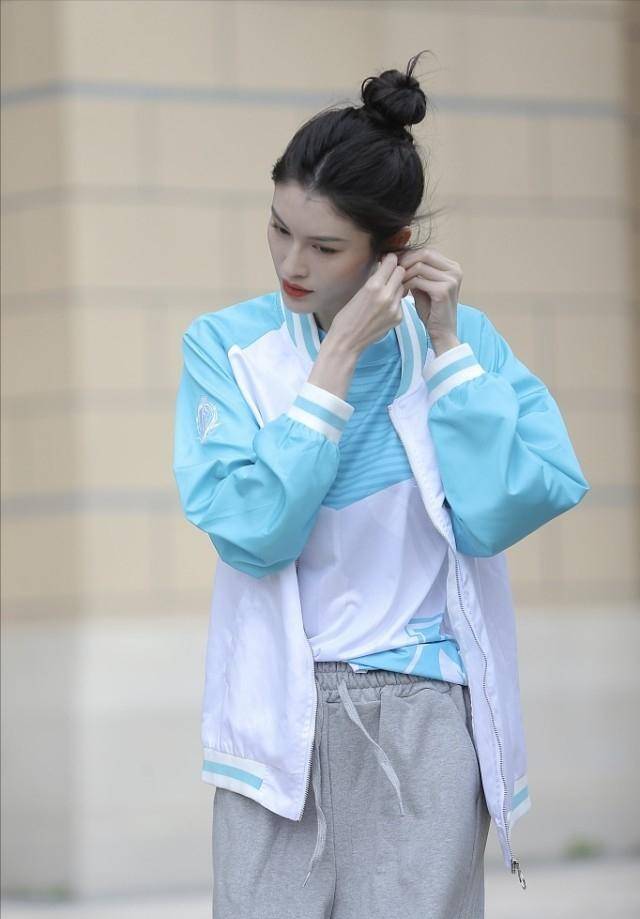 套装 何穗真是不管不顾，穿棒球服配运动裤，随便一搭就出门好接地气