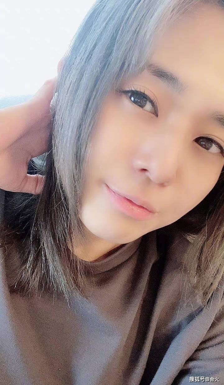 社交|37岁苍井空晒健身视频，赤脚举杠铃表情痛苦，称锻炼一年瘦六公斤