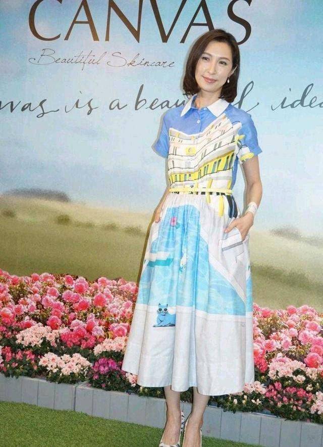 蓝色 郭蔼明衣服品味在线，穿衬衫连衣裙出席活动，优雅大气又减龄