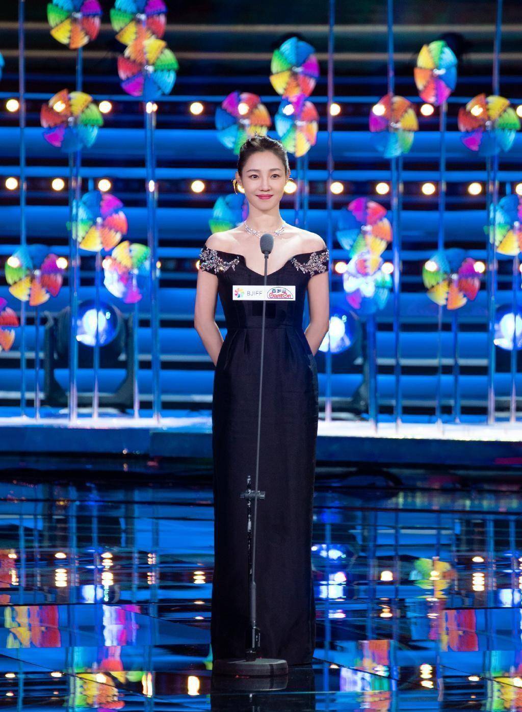 风情 白百何感觉瘦了不少,穿一字肩裙能看出锁骨,腰身也挺纤细的