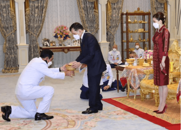 国王 苏提达又穿枣红色，小翻领时装裙真高贵，曾穿礼服裙听音乐会惊艳