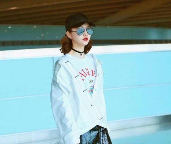 景甜 景甜终于找对风格了，穿一身皮质西装飒爽帅气，御姐范太适合她了