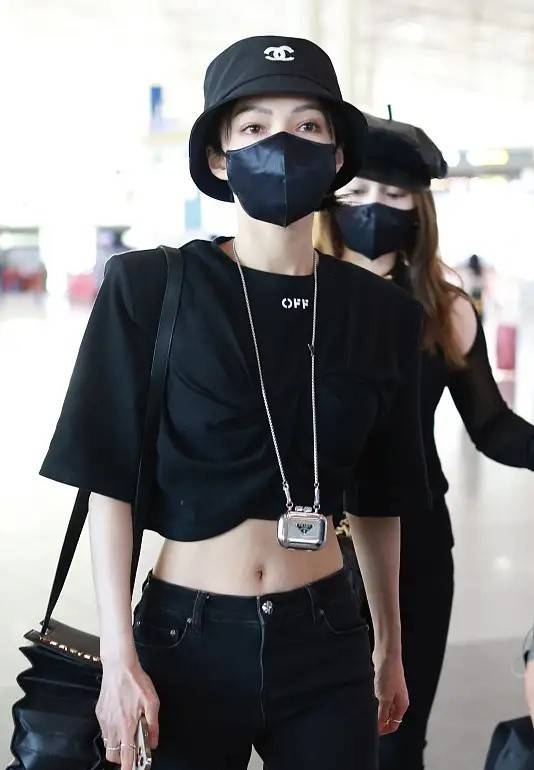 黑色 张韶涵太会“扬长避短”！穿垫肩T配紧身裤，158身高穿出168气场