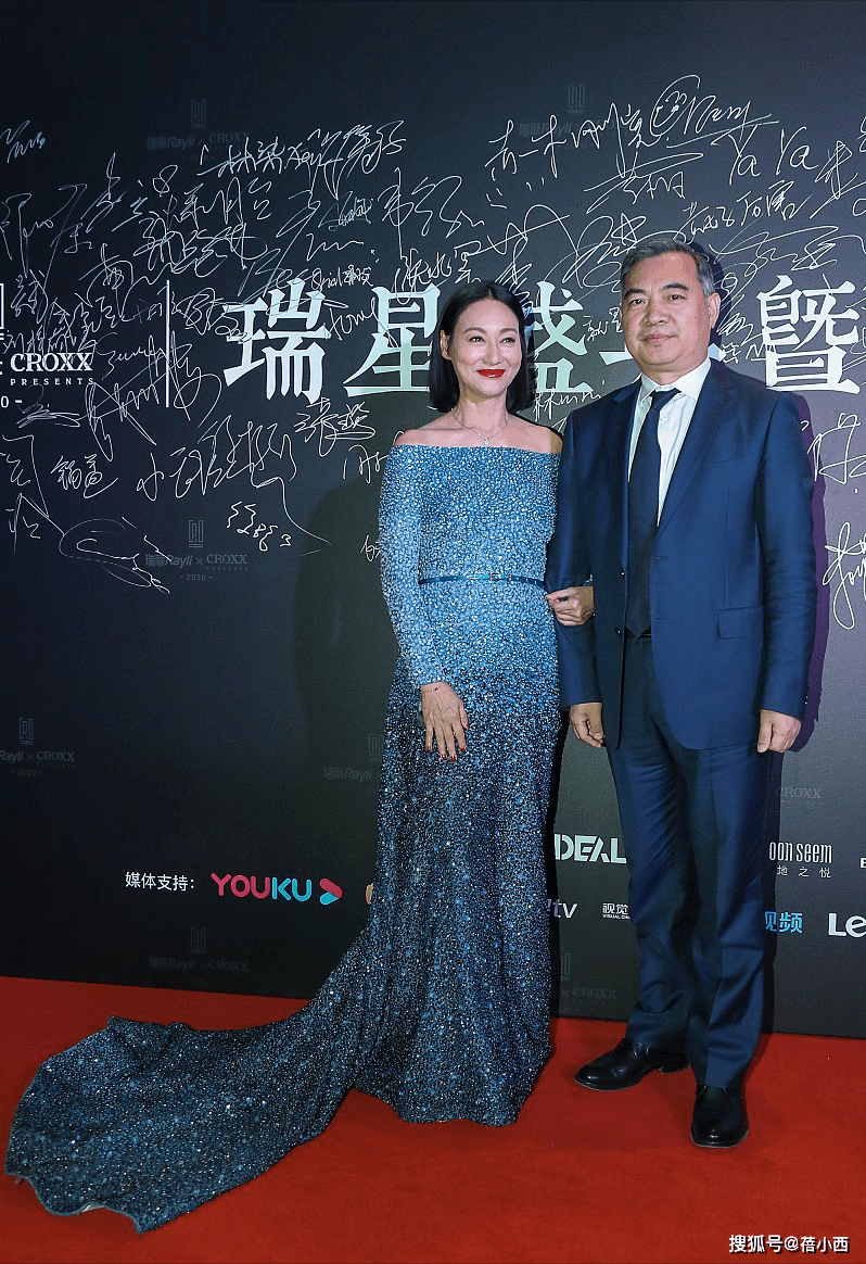 显得 惠英红越老越会穿, 一袭星空连衣裙配齐肩发走红毯,成熟美真高级