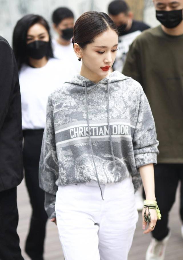 感觉 王子文个子小但是会穿衣，T恤配短裤减龄，搭双堆堆靴显得更高级