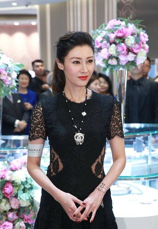 显得 李嘉欣的穿搭方式太显瘦了，带洞的设计更修身，看着不像50多岁