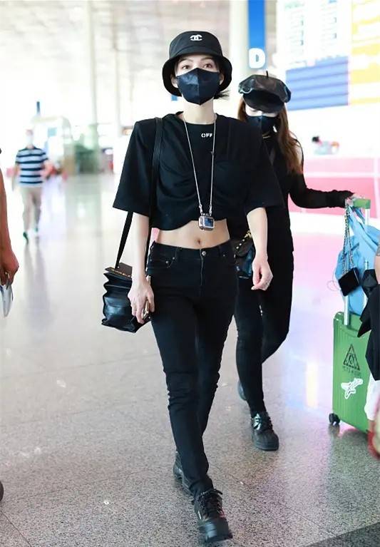 黑色 张韶涵太会“扬长避短”!穿垫肩T配紧身裤,158身高穿出168气场