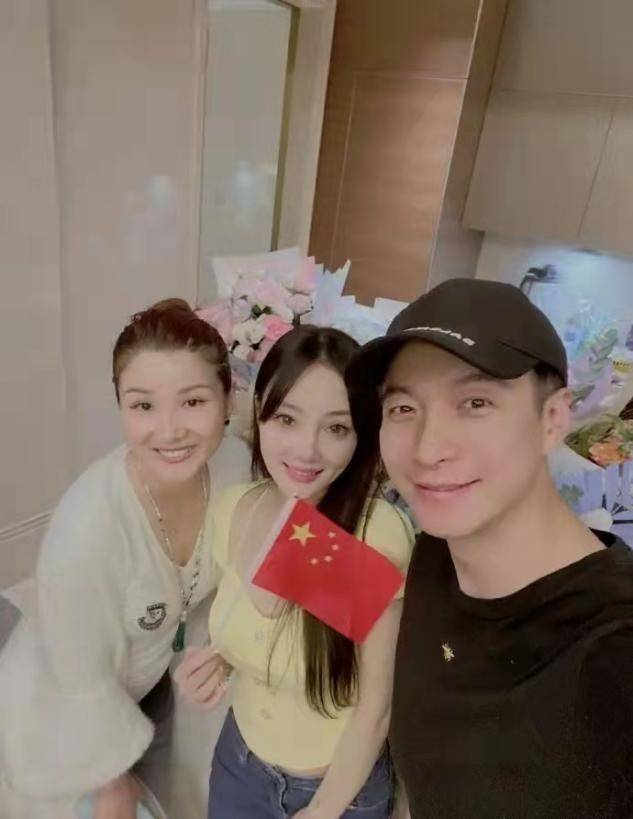 排场李小璐庆生排场大！她穿针织衫被妈妈抢风头，母女俩气质相差太大