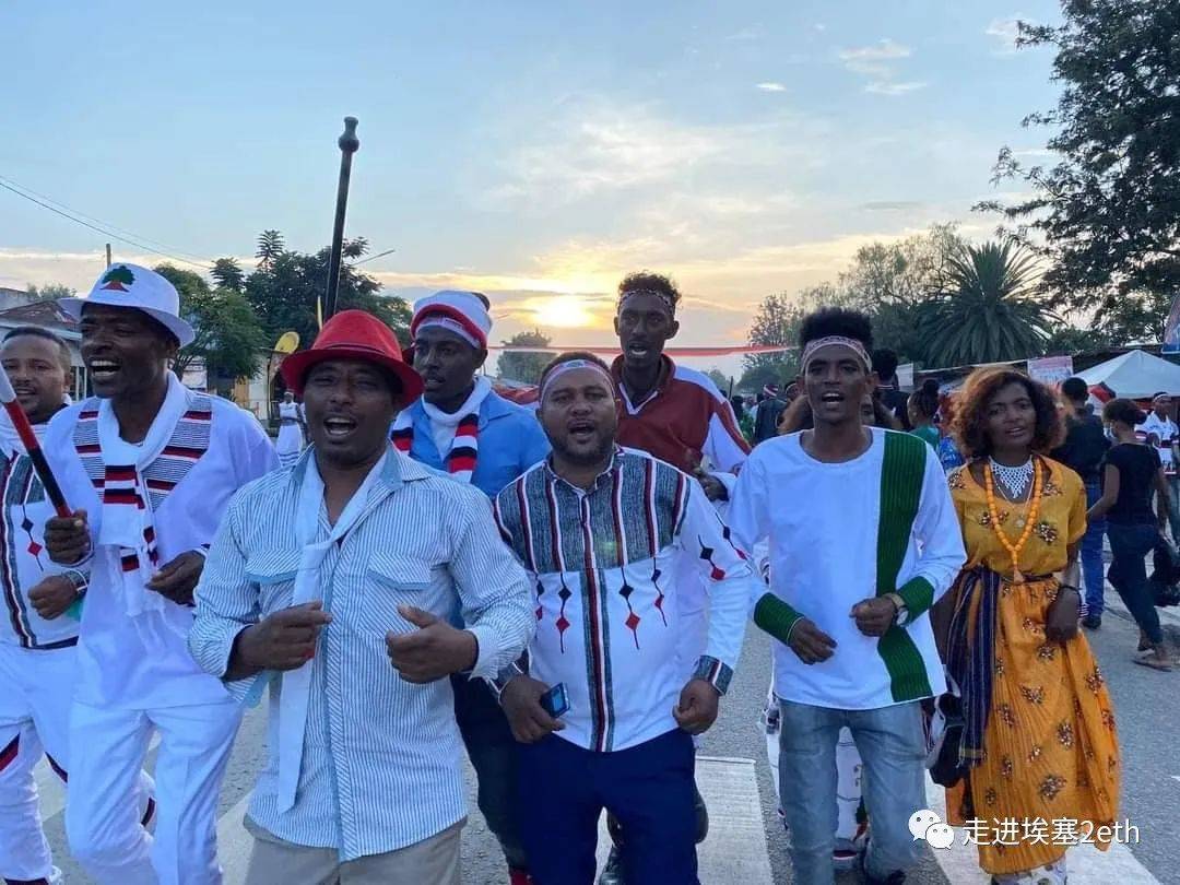 今年埃塞俄比亚奥罗莫人的感恩节庆祝现场却格外的全副武装