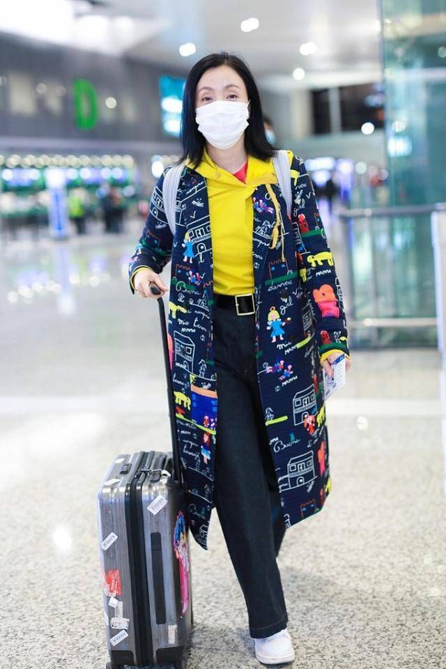 身材 陶虹这条裤子真的选错了，整个人看上去胖了一圈，身材好也难驾驭