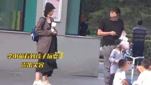 娃娃脸 36岁李小萌挺孕肚接娃，穿吊带裙全身白到发光，素颜更显幼态了