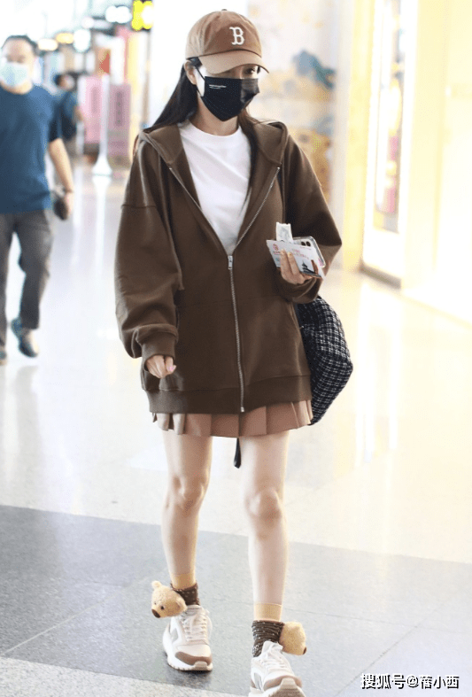 黑色 39岁李小璐带女儿走机场，穿卫衣搭百褶裙，看上去比22岁时更显嫩