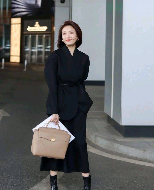 黑色 谁说穿西装没有时尚感？只要懂得穿搭技巧，就可以颠覆之前的认知