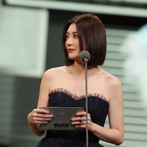 活动 46岁贾静雯比38岁老公还嫩!夫妻俩参加活动,穿一身黑霸气侧漏