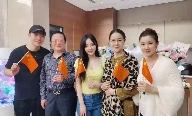 李小璐 李小璐无戏可拍也不消停，参加聚会占据C位不够，穿衣更是抢镜