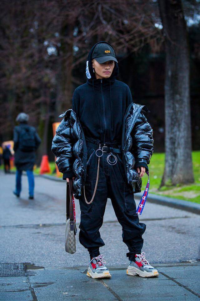 黑色 毕了业才知道，原来校服裤这么时尚，搭配羽绒服帅气又大方