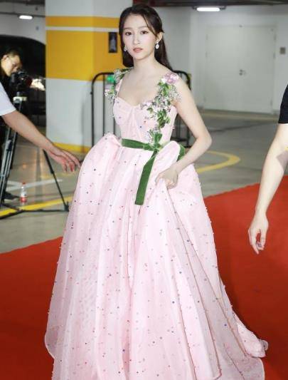 浅色 童谣也太会扮少女了，穿浅色裙与关晓彤同台，看不出相差12岁