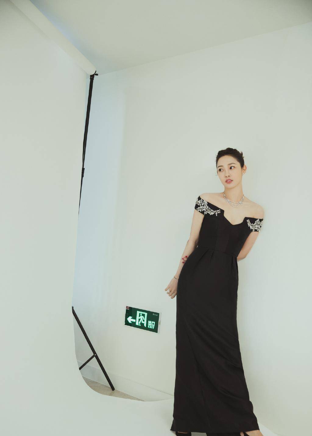 风情 白百何感觉瘦了不少,穿一字肩裙能看出锁骨,腰身也挺纤细的