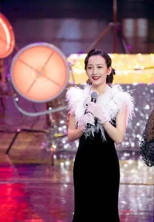 披肩 王鸥也太美了，今穿旗袍如歌女般温婉动人，应该出生在上个世纪！