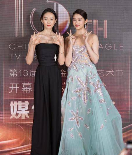 浅色 童谣也太会扮少女了,穿浅色裙与关晓彤同台,看不出相差12岁