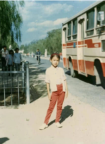 马路 高圆圆学生时期合照曝光，人群中一眼看到她，从小就是美人胚子