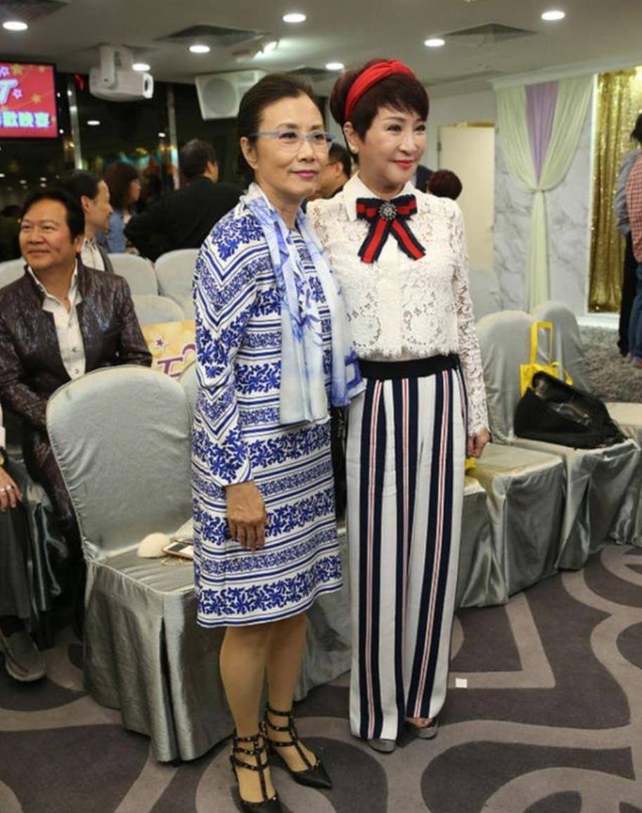 身材 狄波拉快70岁的人了，上街还扮得像小姑娘，墨镜配格纹裙太时髦了