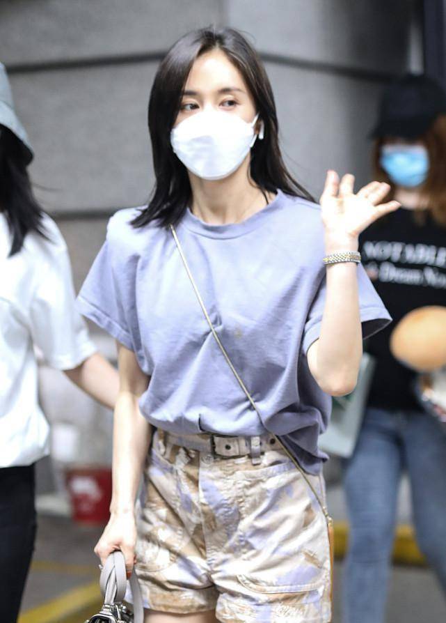 感觉 王子文个子小但是会穿衣，T恤配短裤减龄，搭双堆堆靴显得更高级